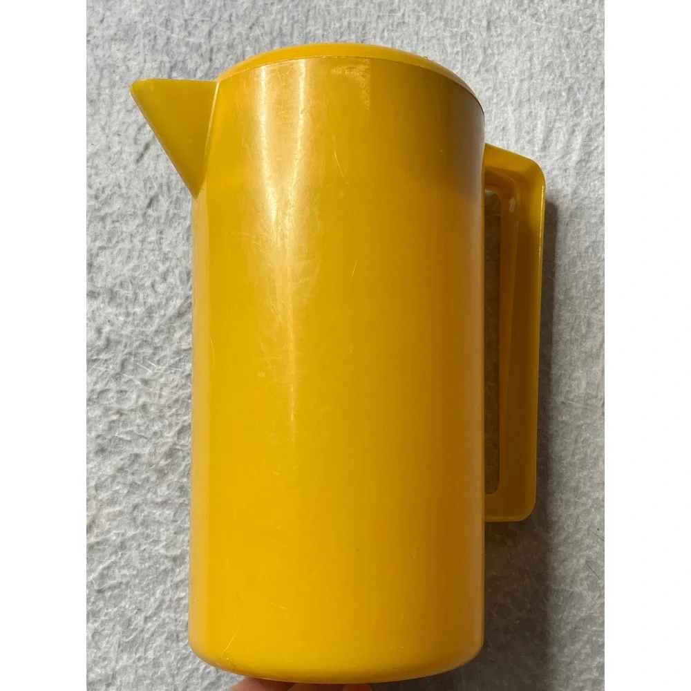 Vintage 70s Yellow Plastic Pitcher with Pour Spout and Handle‎ Kitchenware